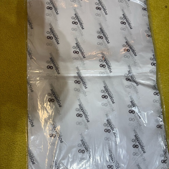 100 Sheets of Poshmark Tissue Paper - Picture 2 of 2